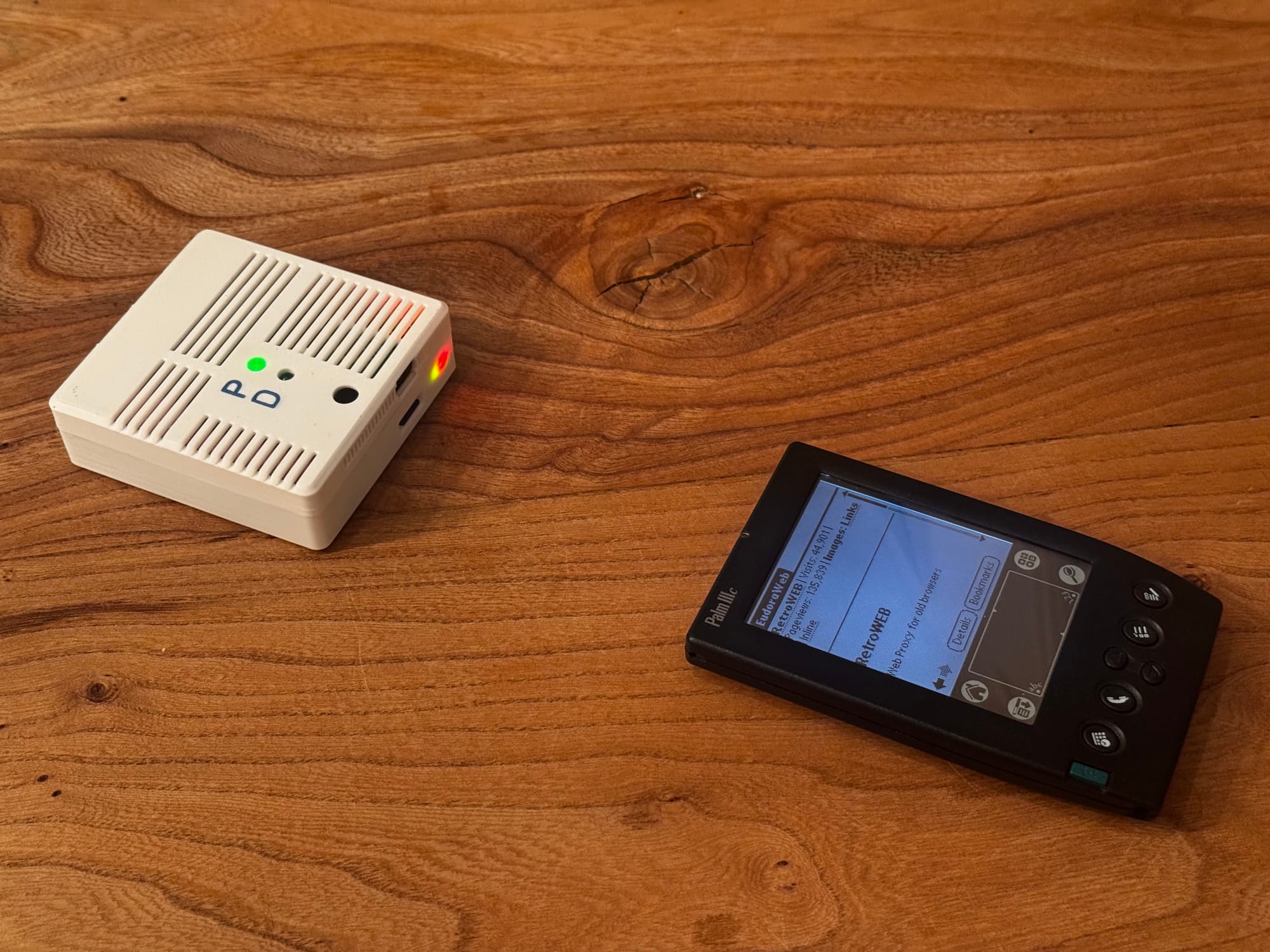 RetroModem providing an IrDA internet connection to a Palm IIIc